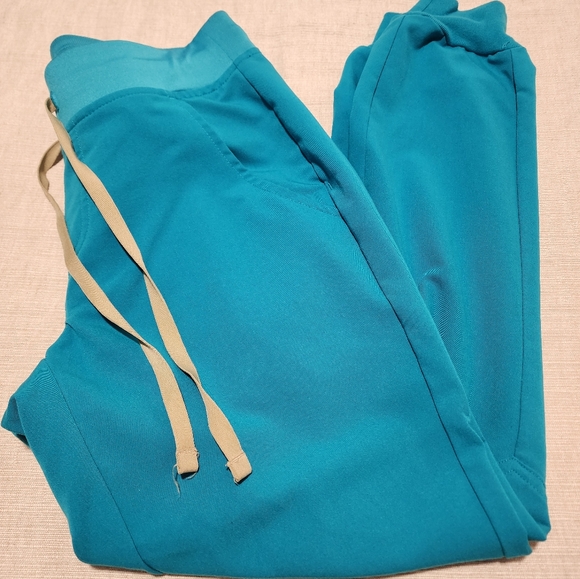 FIGS SCRUBS - Picture 3 of 5